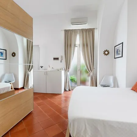 The Positaner - 16 Steps From Main Street Апартаменты *